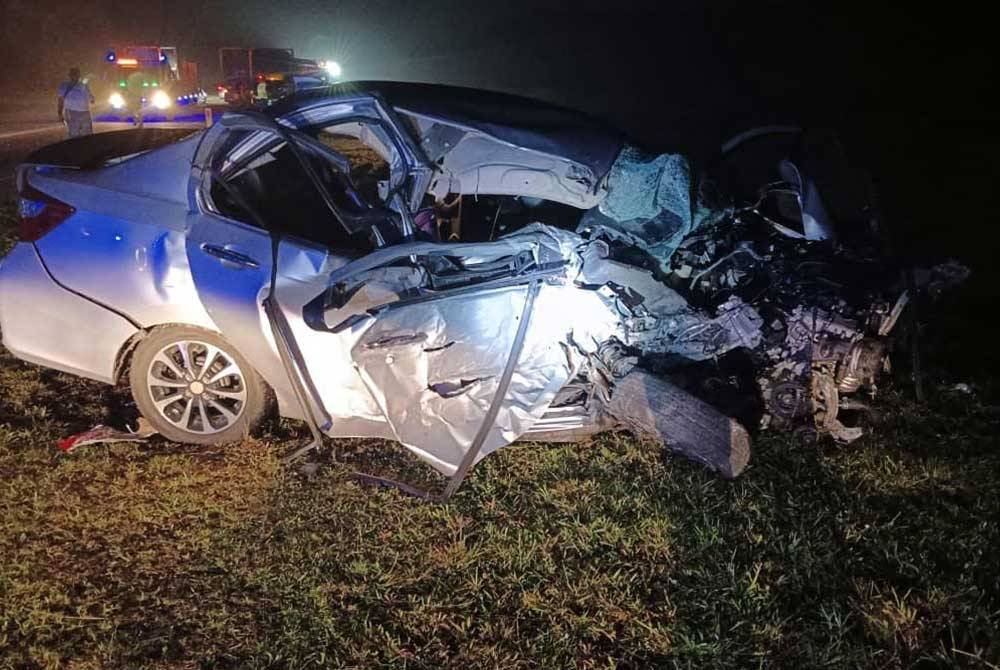 Keadaan kereta Perodua Bezza yang terlibat dalam kemalangan di kilometer 56.7 Lebuhraya Senai Desaru pada Khamis.