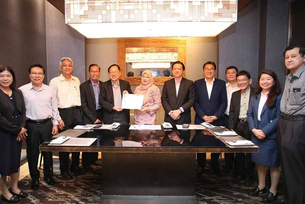 Menteri Pendidikan, Fadhlina Sidek bersama Perwakilan Persekutuan Persatuan-Persatuan Lembaga Pengurus Sekolah Cina Malaysia (Dong Zong) dan Gabungan Persatuan Guru-guru Sekolah Cina Malaysia (Jiao Zong).