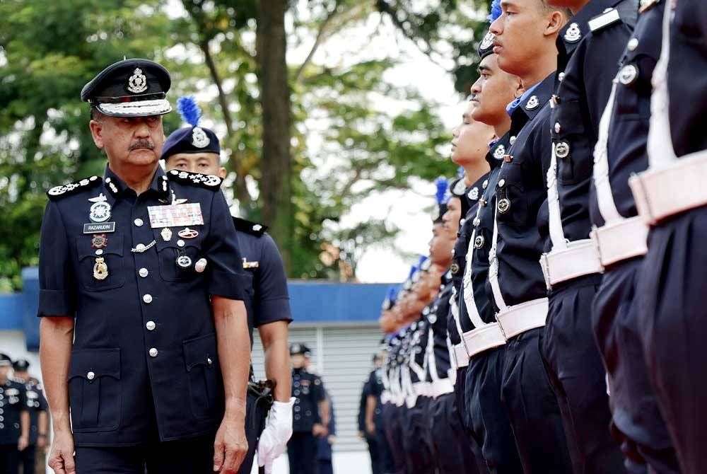 Razarudin memeriksa barisan pada Perhimpunan Bulanan Ketua Polis Negara bagi bulan Oktober anjuran JSJN di Ibu Pejabat Polis Bukit Aman, Kuala Lumpur pada Jumaat. - Foto: PDRM