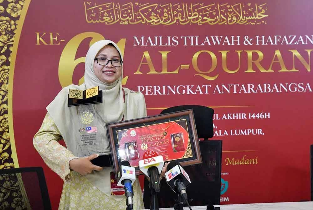 Nor Hidayah merakam kenangan bersama hadiah kemenangan selepas bergelar johan tilawah Al-Quran peringkat antarabangsa 2024 di Kuala Lumpur pada 12 Oktober lalu.