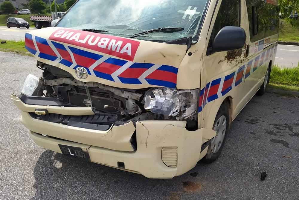 Seorang wanita yang hendak bersalin bersama doktor berdepan detik cemas selepas ambulans dinaiki mereka merempuh seekor lembu yang melintas secara tiba-tiba di kilometer 30 Jalan Gua Musang-Kuala Krai, Gua Musang pada Jumaat.