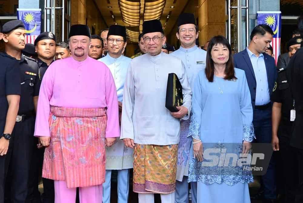 Anwar (tengah) meninggalkan Kementerian Kewangan pada jam 3.15 petang menuju ke Parlimen bagi membentangkan Belanjawan 2025. FOTO SINAR HARIAN/ ASRIL ASWANDI SHUKOR