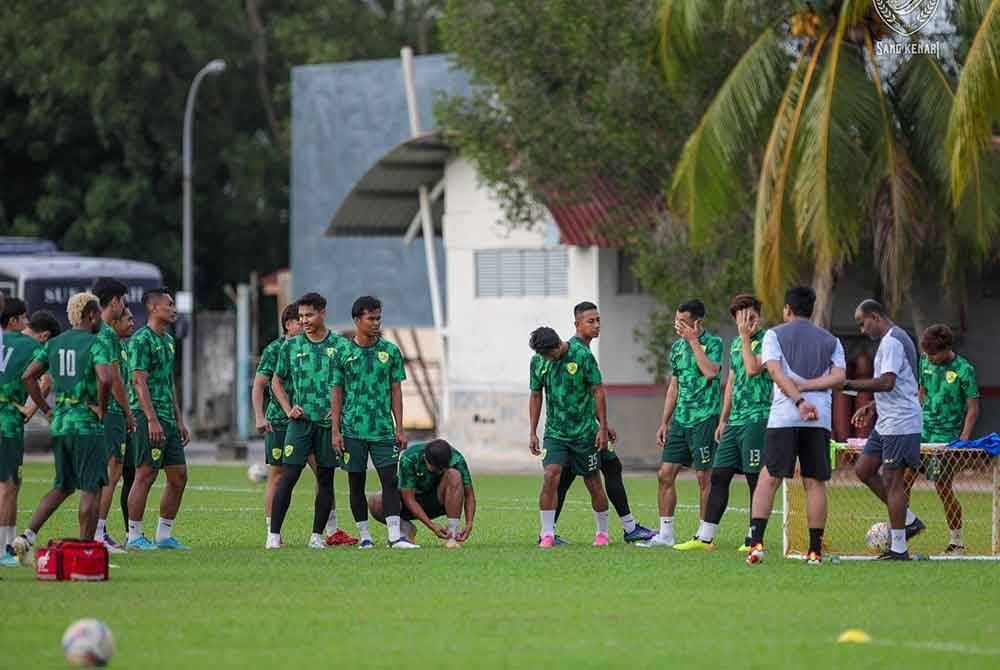 Biarpun berdepan dengan masalah gaji, pemain KDA FC tetap turun berlatih sebagai seorang pemain profesional bagi persiapan menghadapi Terengganu pada malam Sabtu. FOTO KDA FC