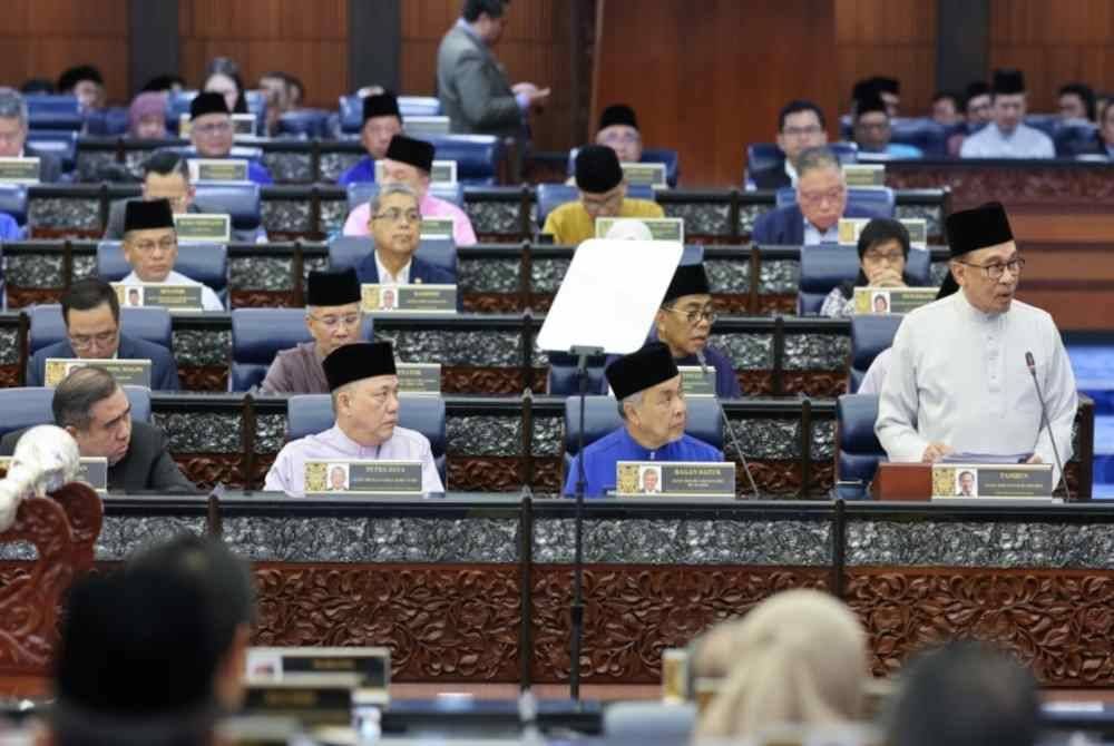 Perdana Menteri yang juga Menteri Kewangan Datuk Seri Anwar Ibrahim membentangkan Belanjawan 2025 di Dewan Rakyat, pada Jumaat. Foto Bernama