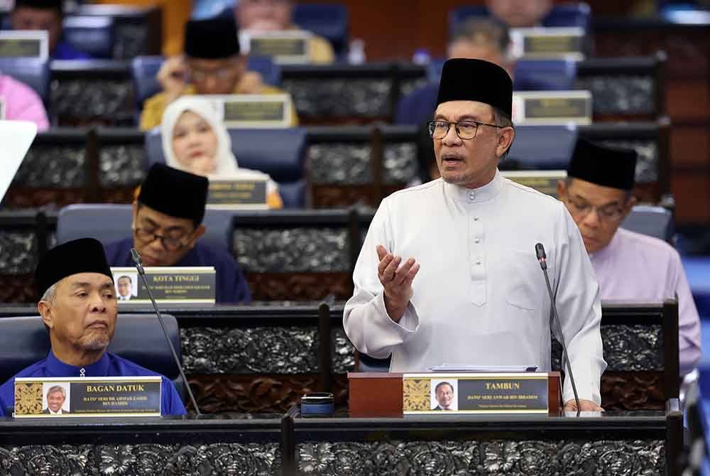 Perdana Menteri Datuk Seri Anwar Ibrahim, yang juga Menteri Kewangan, membentangkan Rang Undang-Undang Perbekalan (Belanjawan) 2025 di Dewan Rakyat, pada Jumaat. Foto Bernama