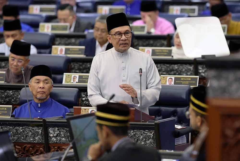 Anwar membentangkan Rang Undang-Undang Perbekalan (Belanjawan) 2025 di Dewan Rakyat pada Jumaat. Foto Bernama