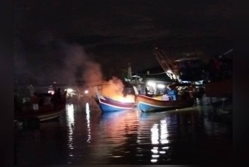 Dua nelayan melecur dengan seorang daripadanya hingga 90 peratus selepas bot gentian yang diperiksa untuk turun ke laut meletup dan terbakar di pelantar ikan di Kampung Tanah Baru, Kuala Perlis, malam tadi.