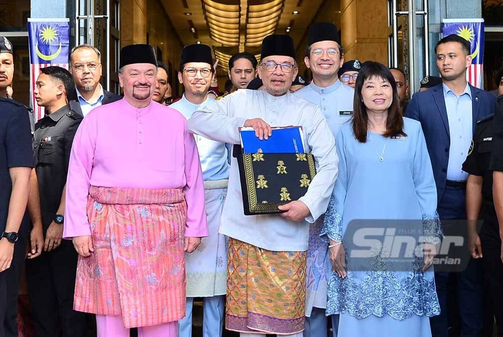 Datuk Seri Anwar Ibrahim membawa beg berisi dokumen pembentangan Bujet 2025 hasil pereka tempatan, Adiguru Rasiah Yusoff dari Kampung Tikat Penambang, Kelantan. Foto Sinar Harian/ASRIL ASWANDI SHUKOR.