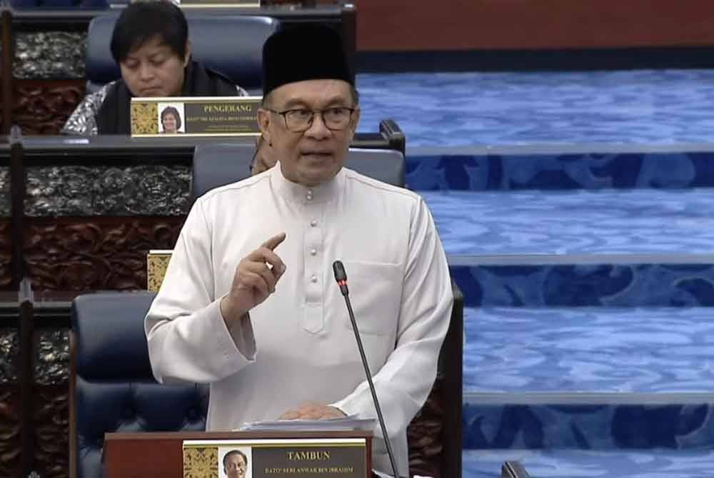 Anwar ketika membentangkan Belanjawan 2025 Malaysia Madani di Dewan Rakyat pada Jumaat.