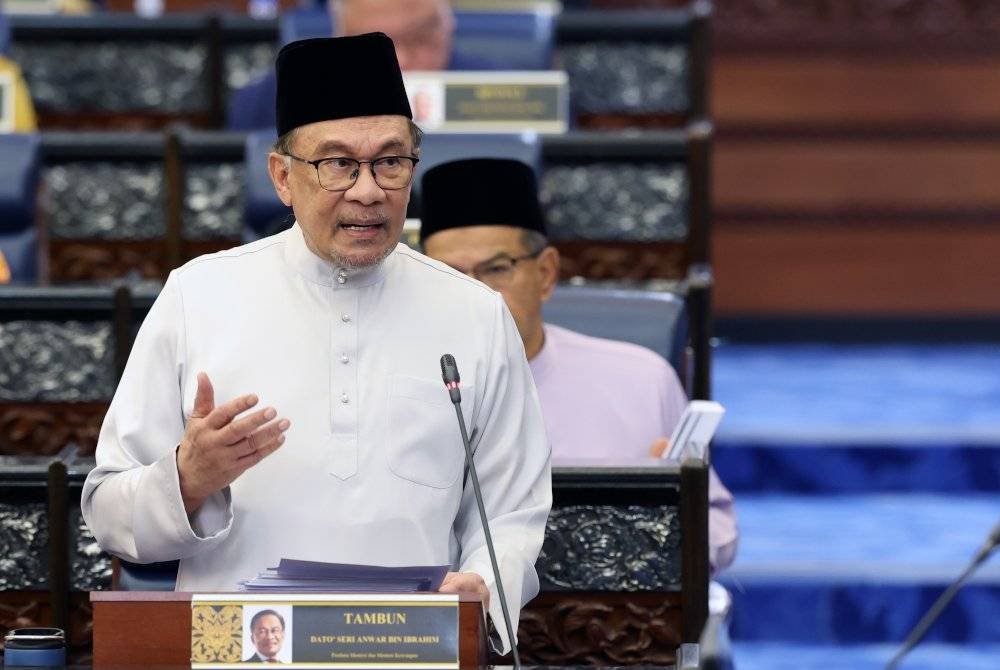 Anwar membentangkan Rang Undang-Undang Perbekalan (Belanjawan) 2025 di Dewan Rakyat pada Jumaat. Foto Bernama