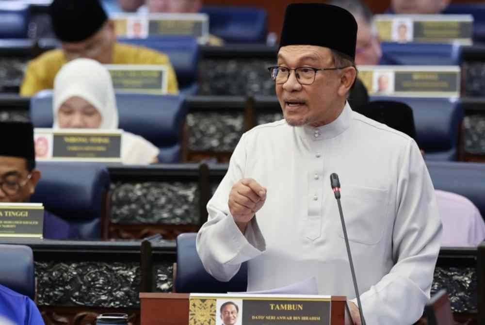 Anwar ketika membentangkan Belanjawan 2025 Malaysia Madani di Dewan Rakyat pada Jumaat. Foto Bernama