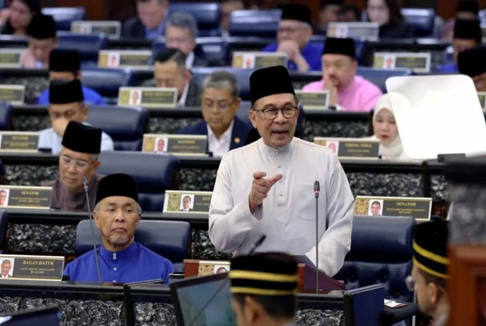 Anwar ketika membentangkan Belanjawan 2025 di Dewan Rakyat pada Jumaat. Foto Bernama