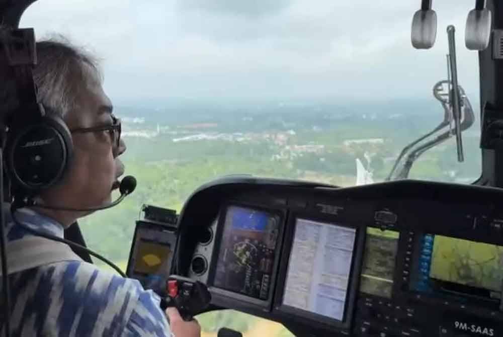 Al-Sultan Abdullah berkenan meninjau melalui udara keadaan terkini banjir di Temerloh terutama di sekitar Kampung Batu Kapur, pada Jumaat. Foto Kesultanan Pahang