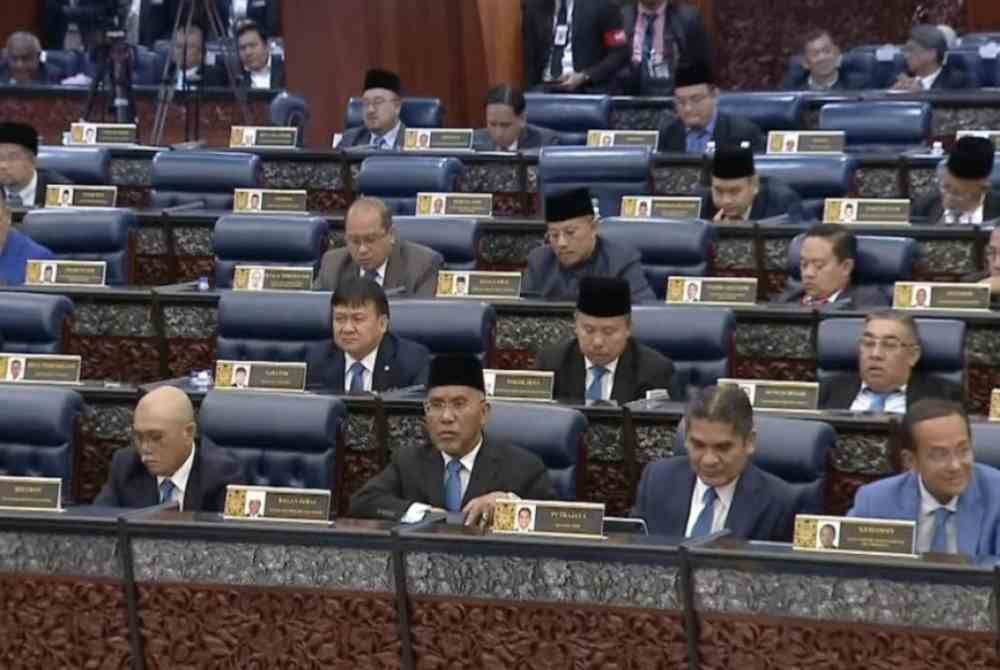 Menteri dan lantikan politik akan terus membuat pemotongan sebanyak 20 peratus daripada pendapatan mereka.