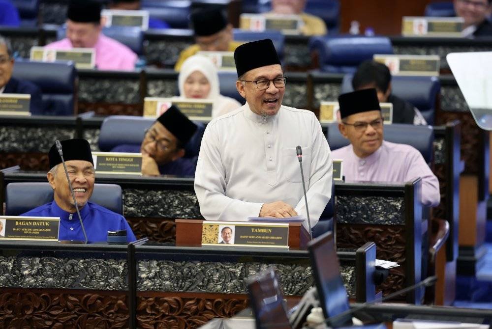 Anwar membentangkan Rang Undang-Undang Perbekalan (Belanjawan) 2025 di Dewan Rakyat, pada Jumaat. Foto Bernama