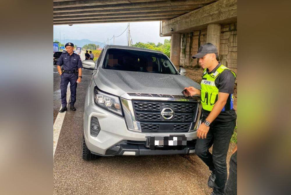 Lima lelaki warga Myanmar ditahan
dalam sekatan jalan raya di Jalan Lipis-Merapoh kerana tidak mempunyai dokumen perjalanan yang sah. Foto ihsan PDRM