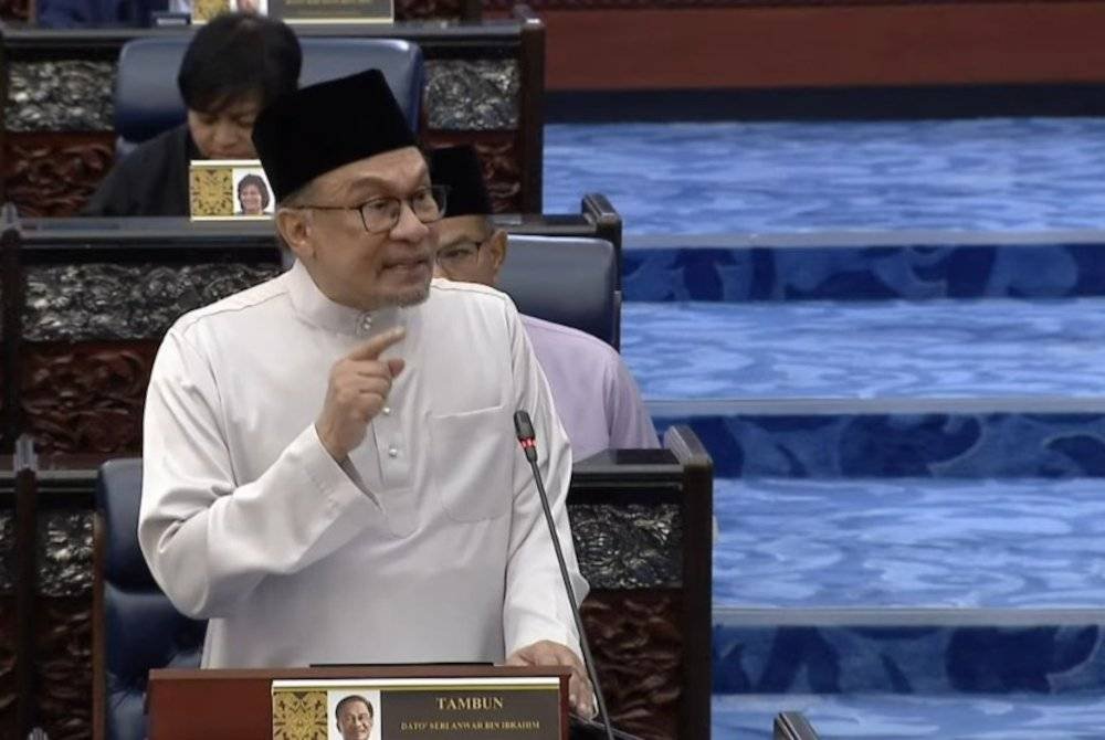 Anwar ketika berucap dalam pembentangan Belanjawan 2025 di Dewan Rakyat, di sini pada Jumaat.