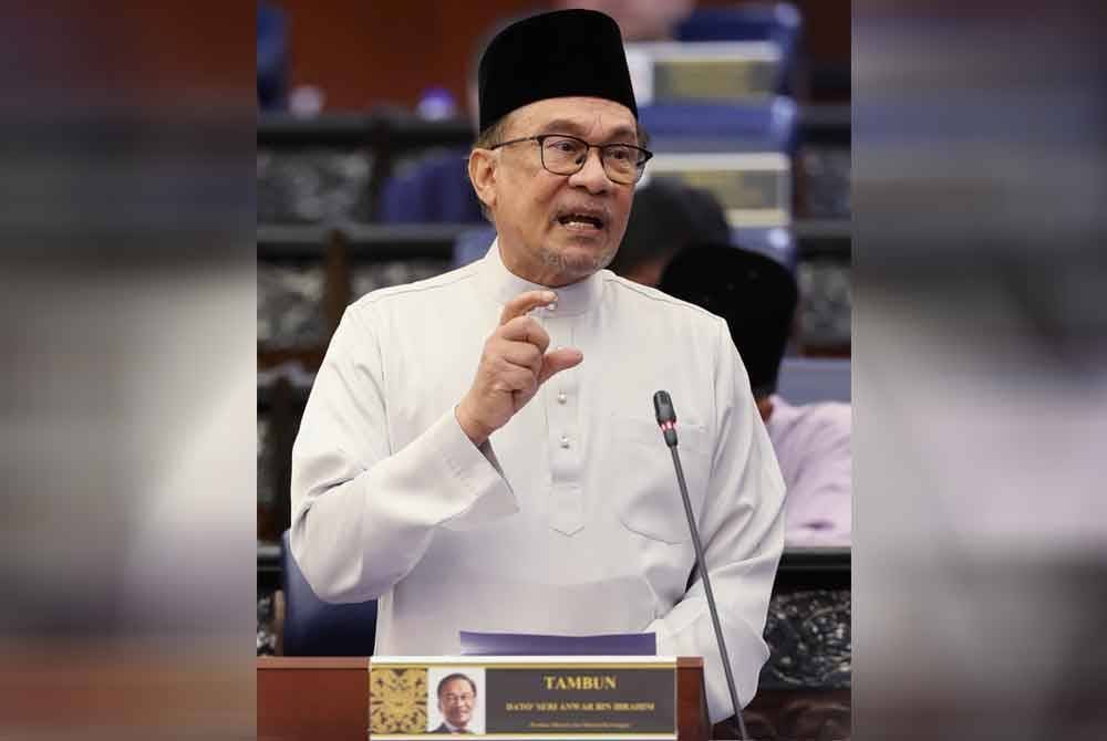 Anwar ketika membentangkan Belanjawan 2025 di Dewan Rakyat pada Jumaat. Foto Bernama