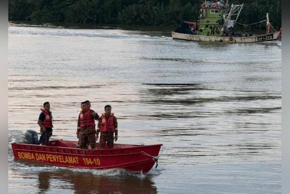 Anggota bomba menjalankan operasi mencari dan menyelamat mangsa.