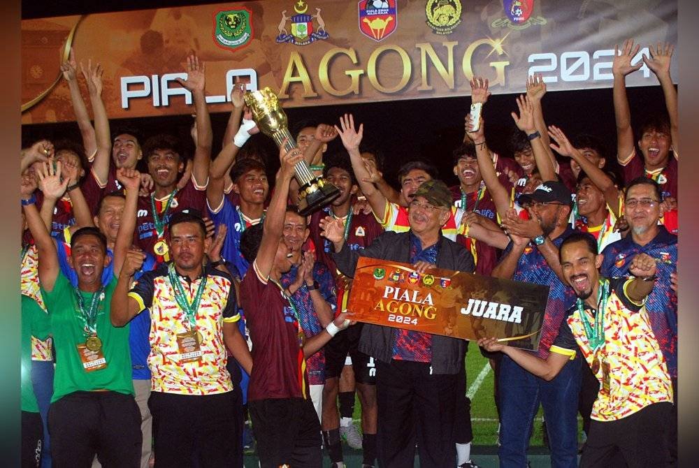 Yang Dipertua Negeri Melaka Tun Mohd Ali Rustam menyampaikan hadiah kepada pemain bola sepak pasukan Selangor yang menjuarai Piala Agong 2024 pada perlawanan yang berlangsung di Stadium Hang Tuah, pada Jumaat. Foto Bernama