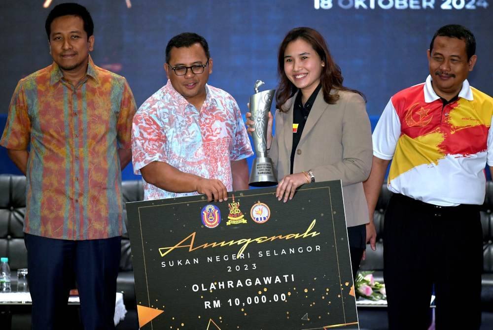 Menteri Besar Selangor, Datuk Seri Amirudin Shari (dua, kiri) menyampaikan hadiah kepada penerima Anugerah Olahragawati dari sukan Tenpin Bowling Natasha Roslan (dua dari kanan) pada Majlis Anugerah Sukan Negeri Selangor 2023 dan Majlis Penyerahan Insentif SUKMA 2024 di Dewan Jubli Perak Sultan Abdul Aziz, Shah Alam pada Jumaat. Turut hadir Exco Belia Sukan dan Keusahawanan Negeri Selangor, Mohd Najwan Halimi (kiri). Foto Bernama