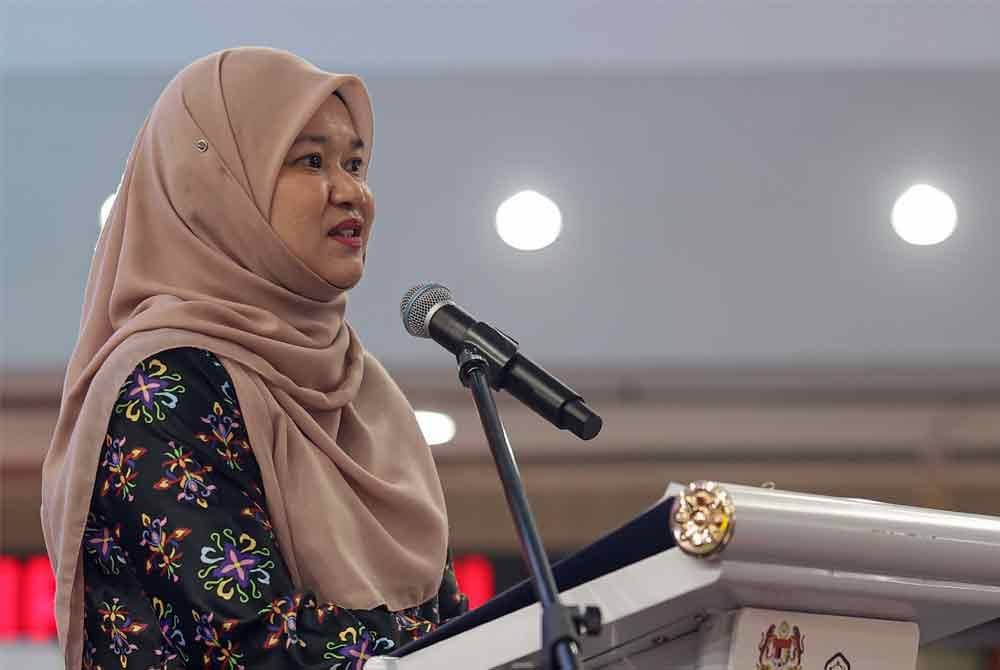 Menteri Pendidikan Fadhlina Sidek menyampaikan ucapan pada Karnival Lestari Intervensi Awal Pusat Permata Kurnia di sebuah pusat beli-belah pada Sabtu. Foto Bernama