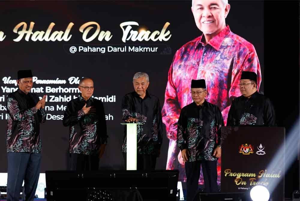 Ahmad Zahid menyempurnakan gimik perasmian Program Halal On Track 2024@Pahang Darul Makmur di Dewan Jubli Perak Sultan Haji Ahmad Shah di sini, pada Sabtu.