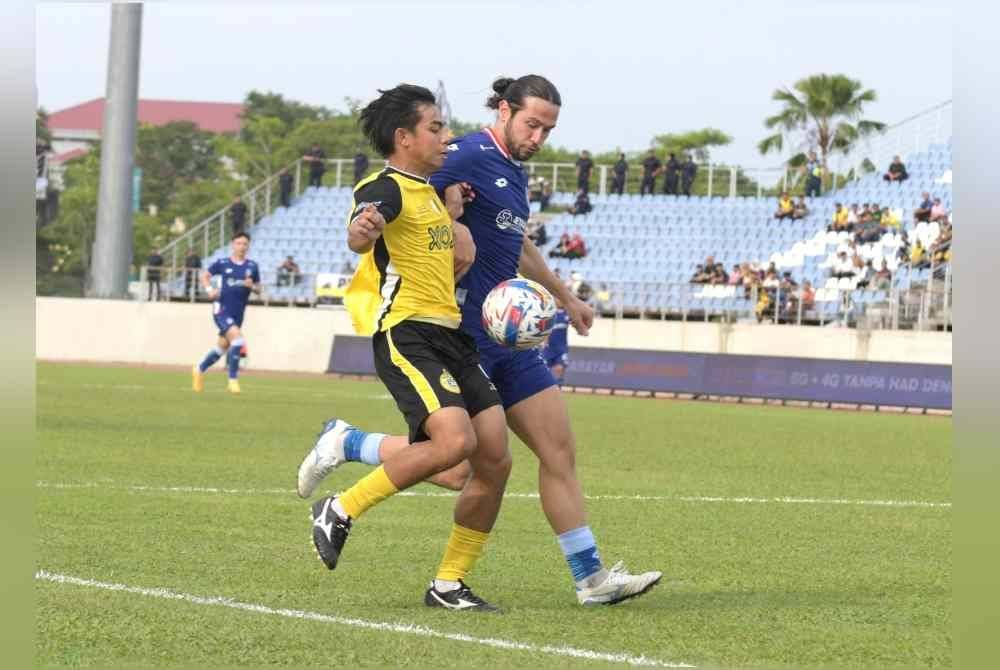 Sebahagian aksi di antara Perak FC menentang Sabah FC dalam saingan Liga Super di Stadium MPM di sini pada Sabtu.