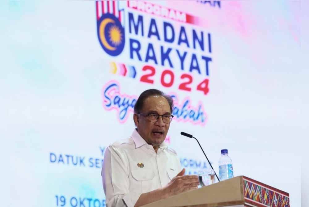 Anwar berucap merasmikan Program Madani Rakyat 2024 Sayangi Sabah di Likas di sini hari ini. Foto Bernama