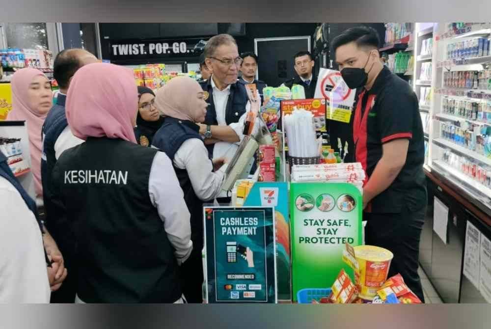 Dr Dzulkefly mengadakan walkabout di beberapa premis kedai serbaneka sempena Program Walkabout BeBAs Peringkat Negeri Pahang, pada Sabtu.