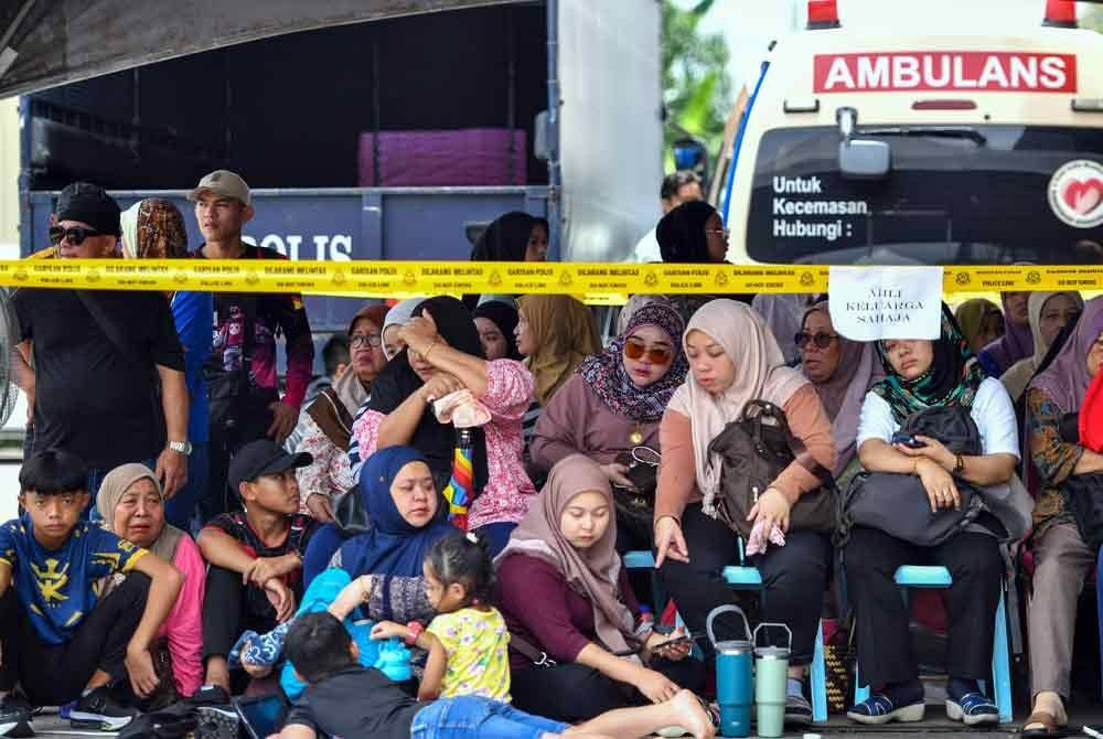 Suasana pilu menyelubungi kawasan tebingan Sungai Sarawak semasa operasi pencarian lima mangsa bot regata yang karam yang dikhuatiri lemas pada sesi latihan di Sungai Sarawak kelmarin. Foto Bernama