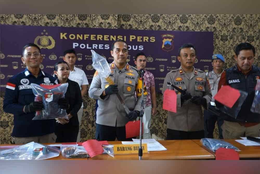 Ronni Bonic menunjukkan barang bukti semasa sidang media di Balai Polis Kudus. Agensi