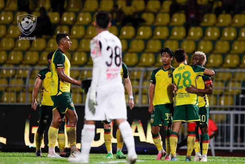 Jose (kiri) menghadiahkan tiga mata berharga buat Sang Kenari pada aksi Liga Super mengatasi TFC 1-0 di Stadium Darul Aman pada malam Sabtu. FOTO KDA FC