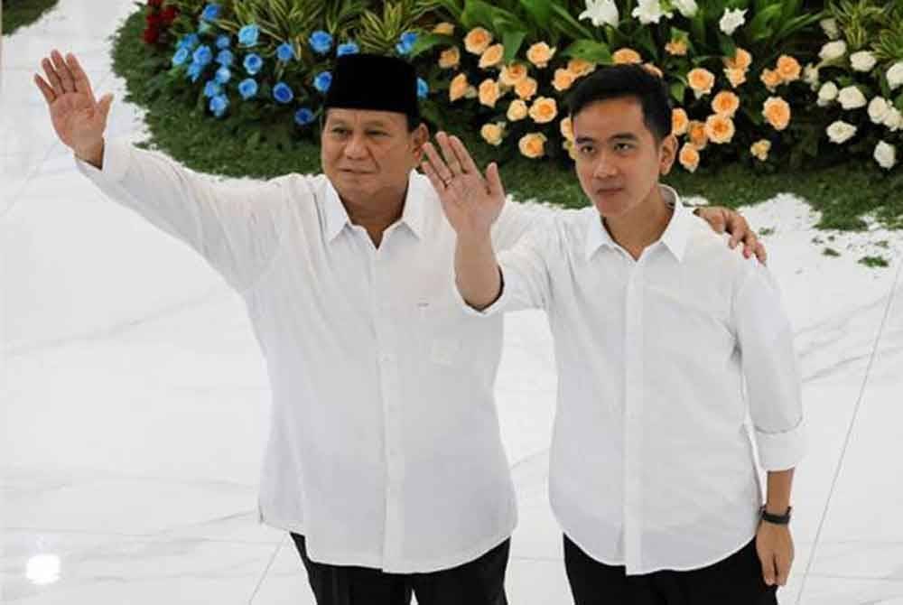 Prabowo (kiri) meraih kemenangan setelah tiga kali percubaan merebut jawatan Presiden Indonesia. - Foto Reuters