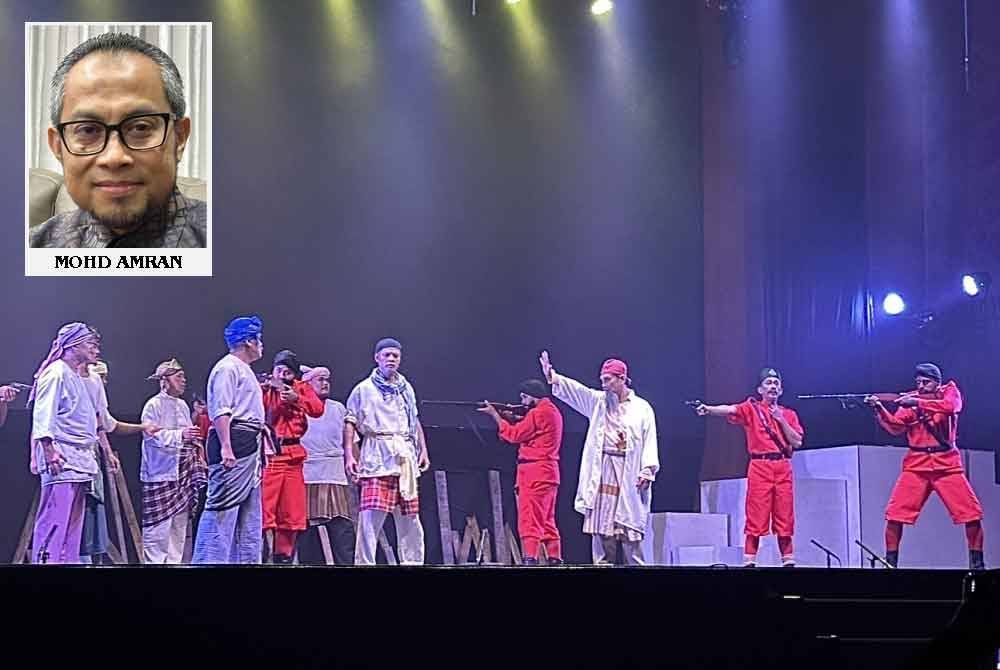 Antara pelakon teater hebat, Norhafis Mustaffar (dua dari kanan) sebagai Sarjan Che Wan.