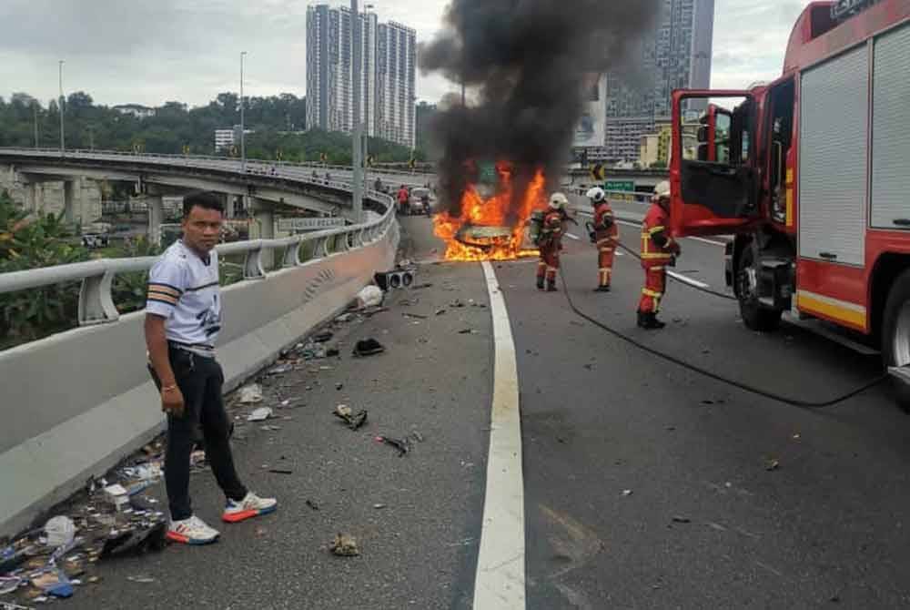 Berlaku kebakaran melibatkan sebuah kereta jenis Toyota Vios berpunca daripada kemalangan jalan raya di Kilometer 14.9 Lebuhraya Baru Pantai (NPE) menghala Pantai Dalam di sini pada Ahad.