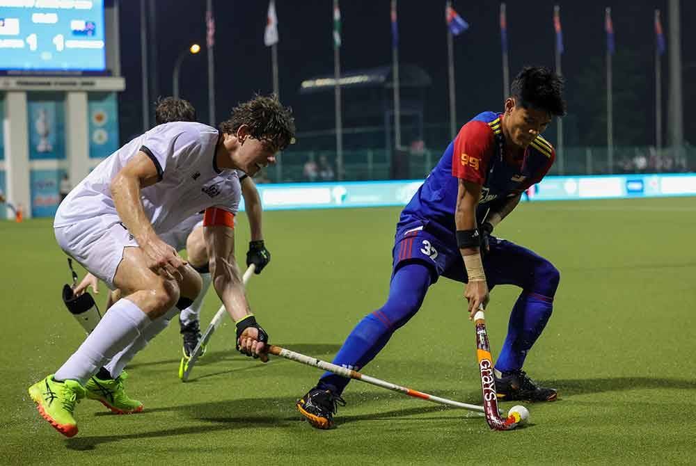 Pemain negara Azimuddin Kamaruddin (kanan) diasak pemain New Zealand Benjamin Culhane (kiri) pada aksi SOJC di Stadium Hoki Taman Daya.