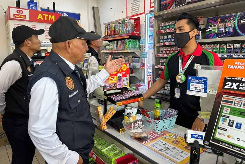 Pihak berkuasa memberi penerangan kepada pembantu kedai berkait Akta 852.