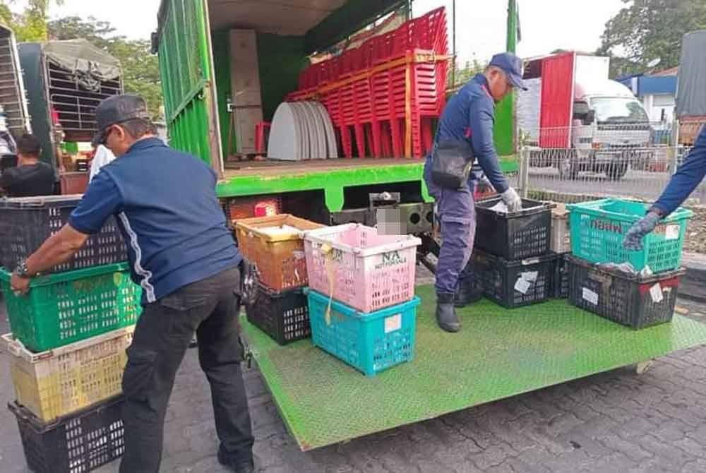 Dua tindakan sita diambil terhadap barangan perniagaan penjaja buah-buahan di sekitar Jalan 6/3A, Bandar Utara Pasar Borong, Batu di Kuala Lumpur.