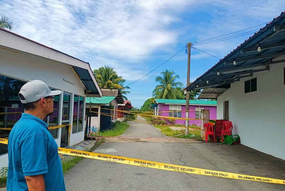 Laluan masuk ke kawasan perkampungan GISBH di Kampung Batu Hampar Dalam telah ditutup kepada orang ramai dan polis sudah memasang garisan kuning dengan jarak sekitar 50 meter.