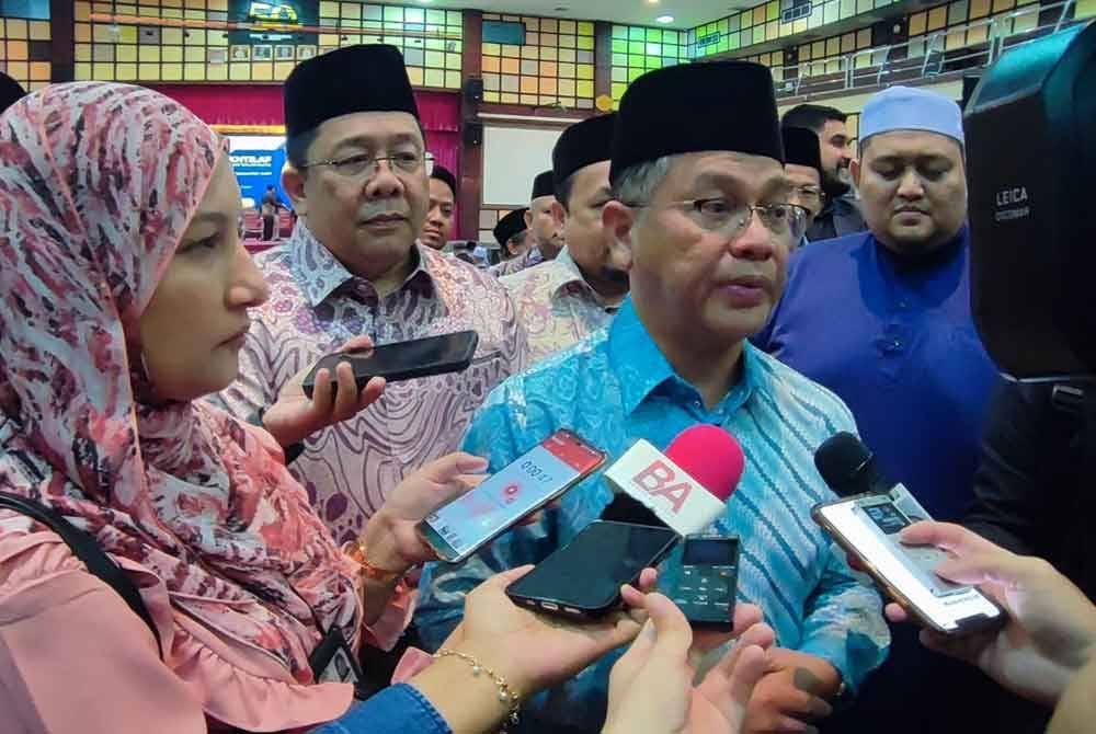 Mohd Na&#039;im (dua dari kanan) ketika ditemui pemberita selepas menyempurnakan Majlis Perasmian Seminar Adabul Ikhtilaf Peringkat Negeri Perak anjuran Persatuan Duat Al Falah di Dewan Jubli Perak, PUO di sini pada Ahad.