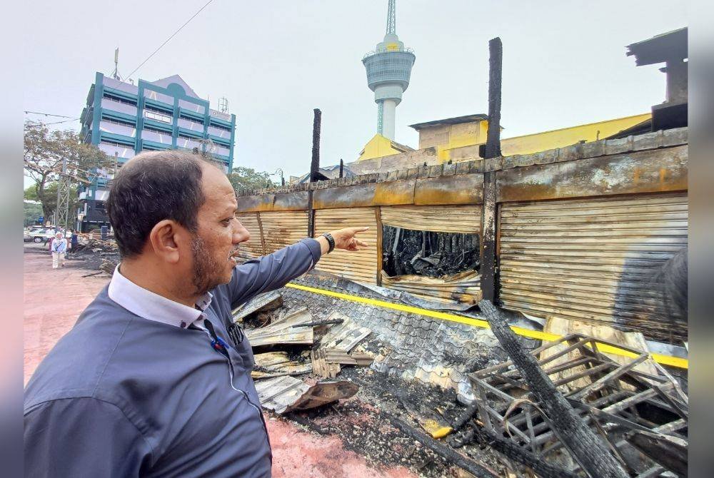 Sulaiman menunjukkan kedai karpet miliknya yang musnah dalam satu kebakaran petang Sabtu.