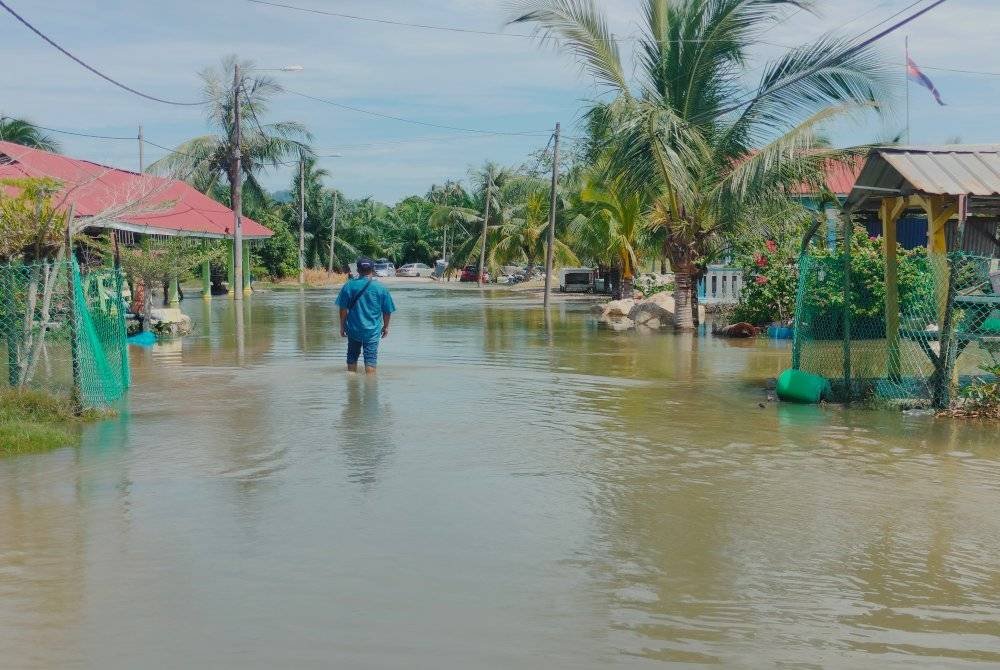 Keadaan air pasang besar yang berlaku di Kampung Sungai Ayam, Batu Pahat.