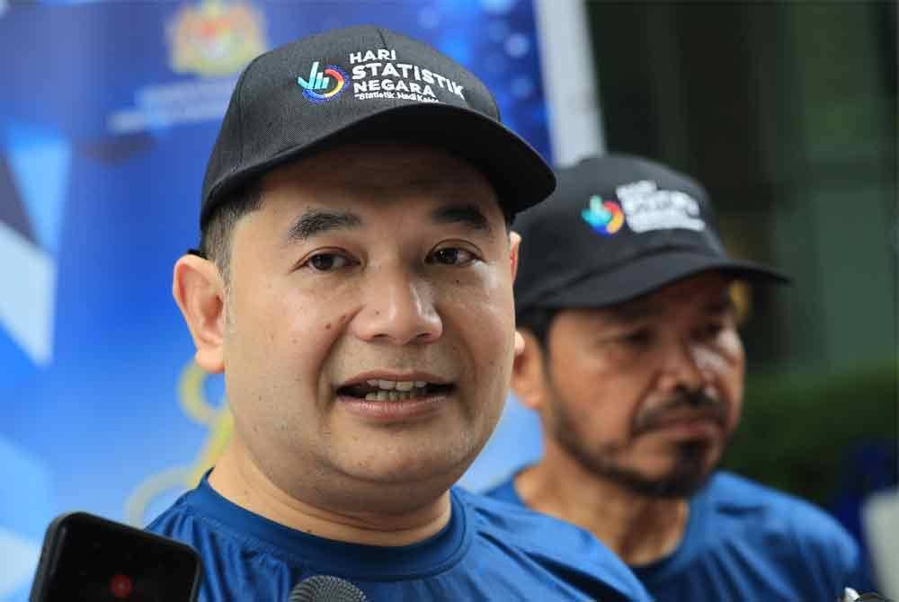 Rafizi (kiri) bercakap kepada pemberita selepas hadir pada Majlis Sambutan Hari Statistik Negara 2024 dan Kick-Off Laman Statistik Jabatan Perangkaan Malaysia pada Ahad. Foto Bernama