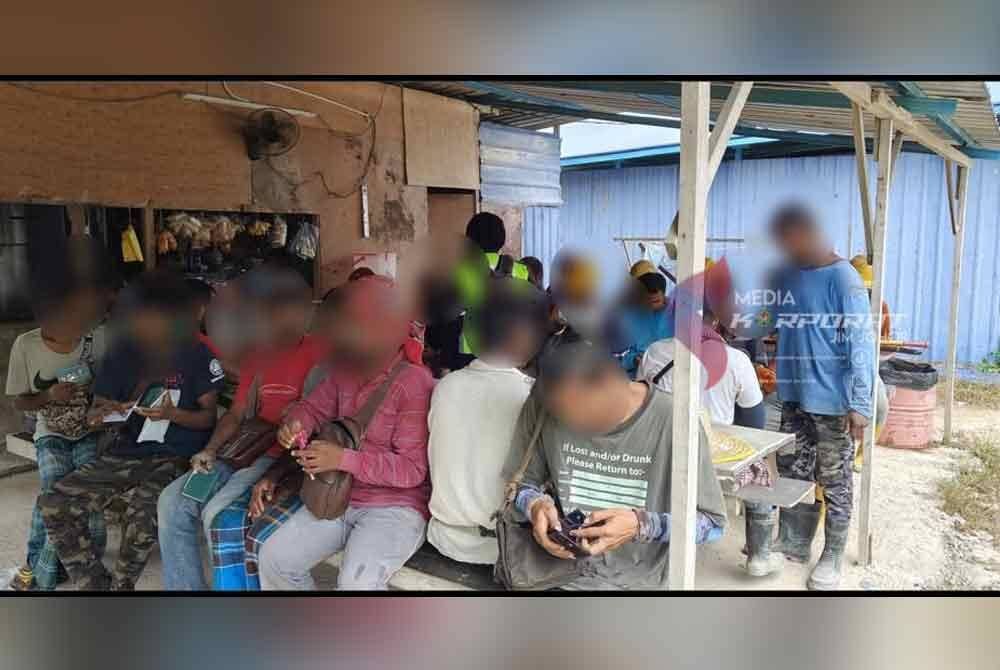 Antara warga asing yang diperiksa dalam serbuan Op Kutip di sebuah tapak projek perumahan di Kluang, pada Jumaat.- Foto JIM Johor