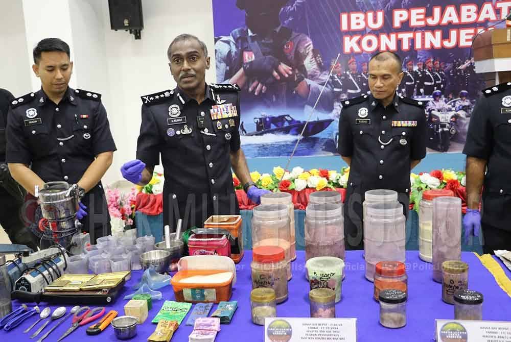 Kumar (dua dari kiri) menunjukkan sebahagian dadah yang dirampas dalam dua operasi berasingan pada sidang media di IPK Johor. Foto Polis Johor