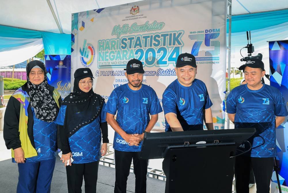 Menteri Ekonomi, Rafizi Ramli (dua kanan) merasmikan Majlis Sambutan Hari Statistik Negara 2024 dan Kick-Off Laman Statistik Jabatan Perangkaan Malaysia pada Ahad. Foto Bernama