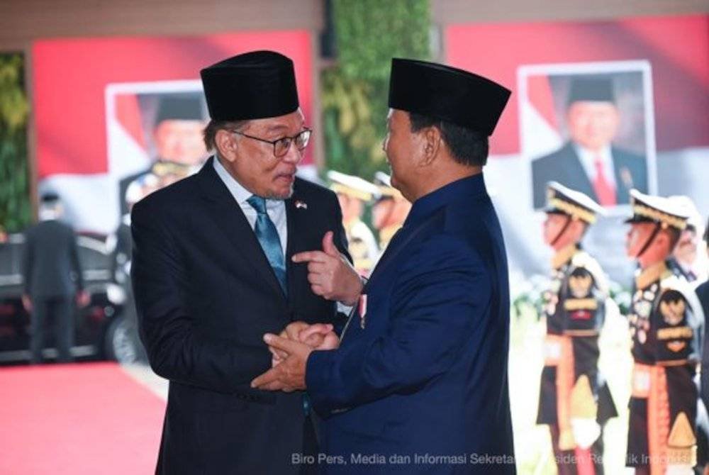 Anwar (kiri) berjumpa dengan Prabowo (kanan).