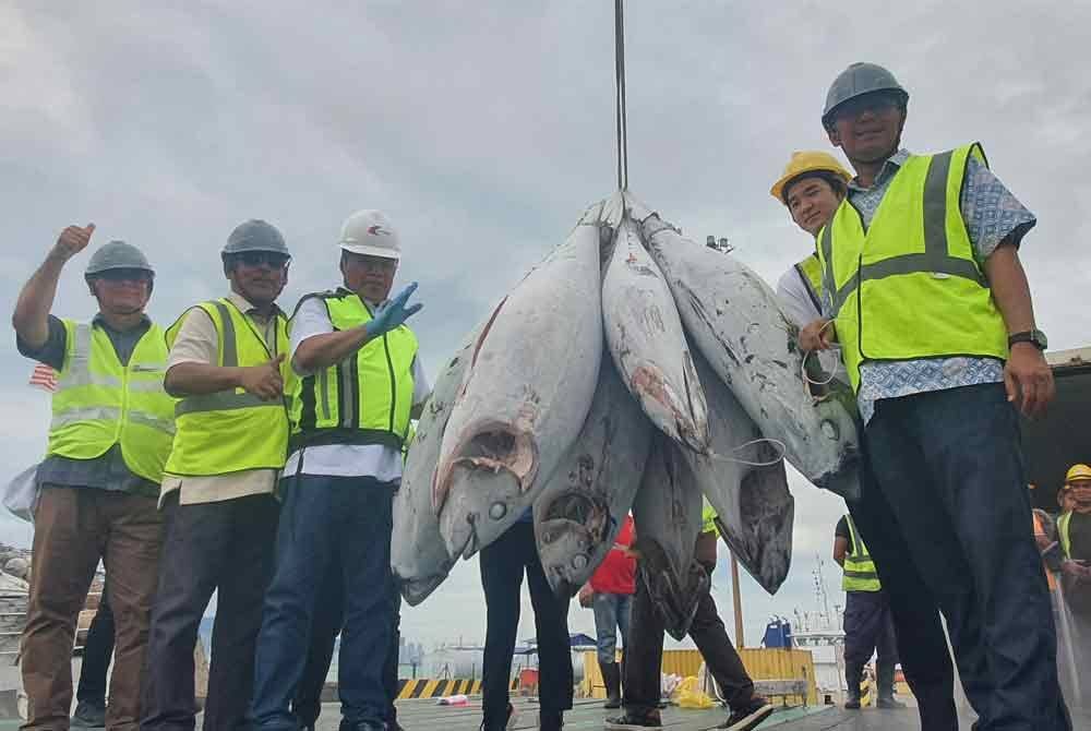 Mohamad (tiga dari kiri) ketika meninjau operasi pendaratan ikan tuna di Dermaga Dalam, Butterworth pada Ahad.