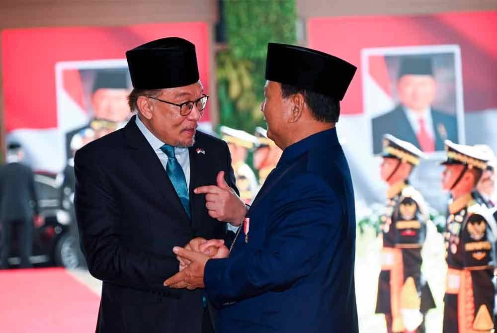 Anwar (kiri) mengucapkan tahniah kepada Prabowo atas pelantikannya sebagai Presiden baharu Indonesia. Foto Bernama